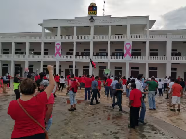 Los trabajadores recorrieron la avenida Héroes hasta llegar al Palacio de Gobierno. Foto: Miguel Ángel Fernández