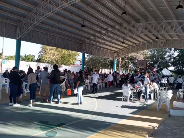 Los abuelitos se formaron desde temprano para vacunarse