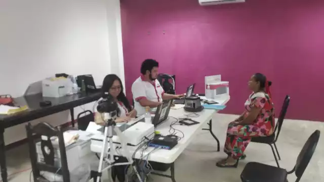 El módulo móvil del INE visitó Sabancuy el jueves y entregó decenas de credenciales a los pobladores.