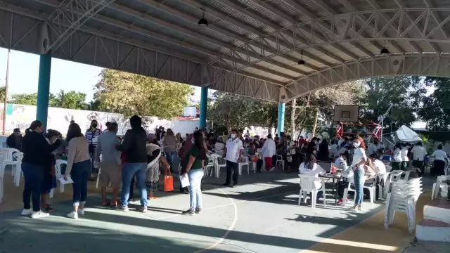 Los abuelitos se formaron desde temprano para vacunarse