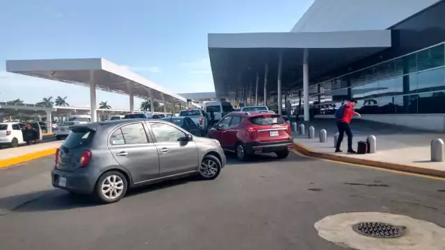 Personas que llegaron a recoger a pasajeros en el aeropuerto de Mérida causaron tráfico en el estacionamiento
