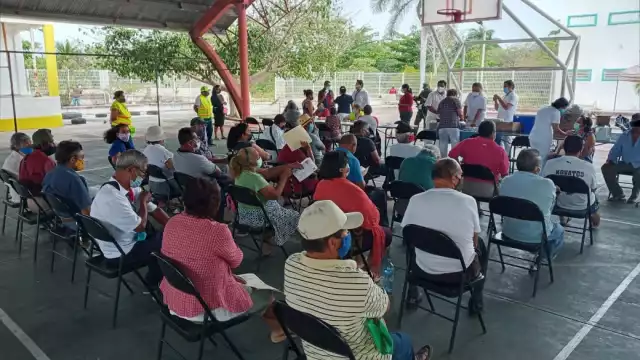 Los adultos mayores esperando ser vacunados en Payo Obispo