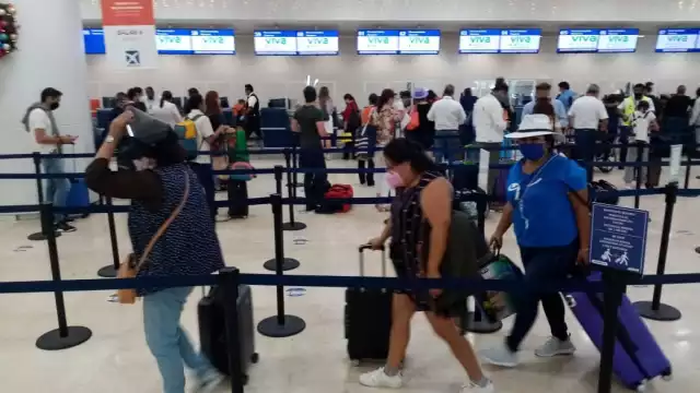 Este martes 29 de diciembre se ve afluencia de gente en el Aeropuerto de Cancún