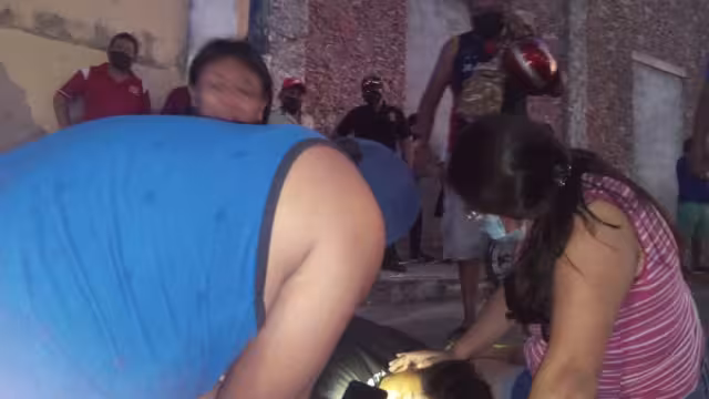 Tras el accidente, vecinos corrieron a darle auxilio al joven de 17 años de edad