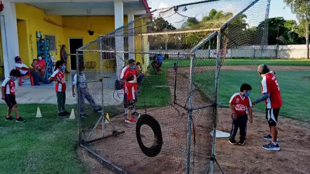 Desde el patio de su casa, el exjugador de la Sagarpa, Pedro Mejía Mejía enseña beisbol  a los niños desde de 4 a 12 años