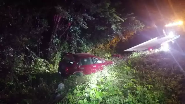 El vehículo terminó fuera de la carretera de Felipe Carrillo Puerto, terminando con daños severos; paramédicos atendieron al chofer