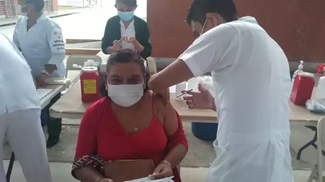 La vacunación de adultos mayores comenzó este lunes