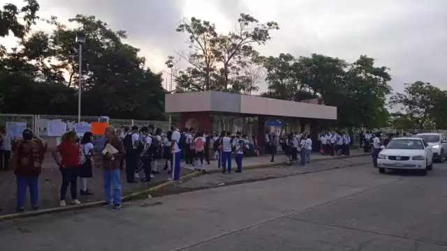 Cerca de 30 maestros jubilados bloquearon el acceso a la preparatoria Campus II de la Universidad Autónoma de Ciudad del Carmen