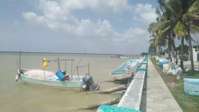 En Sabancuy, pescadores varan lanchas para protegerlas de marejadas.