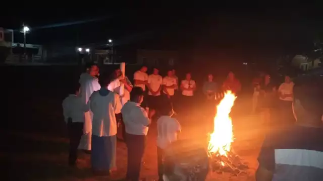 Esté sábado a las 22:00 horas, el párroco de la iglesia Juan Pablo Vera Novelo, bendijo el fuego nuevo, en el centro de la población