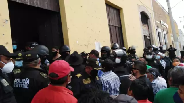 Cientos de ejidatarios se concentraron hoy por la mañana en el local de la casa ejidal