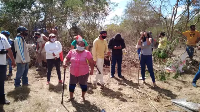 Dos grupos de personas se enfrascaron ayer en una discusión por la posesión de un espacio que dicen les pertenece