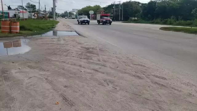 Todos los días personas deben caminar por zonas sin banquetas. Foto: Agustín Ferrer
