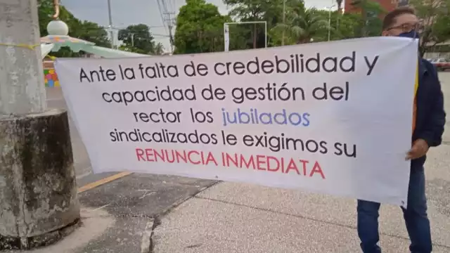Manifestantes y sindicato le exigen pago de adeudos de remuneraciones y piden que renuncie
