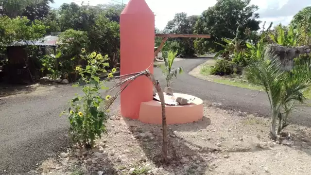 Los viajeros se detienen a tomar fotografías, debido a su colorida decoración