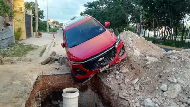 La automovilista no pudo evitar impactarse contra el montículo de escombro que se encontraba en la avenida Lakín