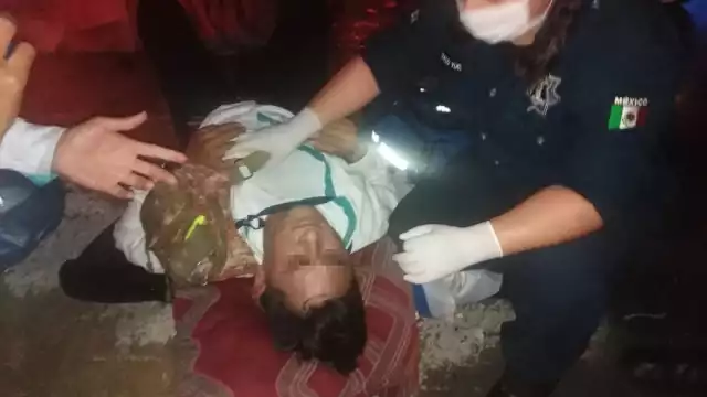 El conductor fue trasladado a un hospital para su atención médica Foto: Julio Jiménez