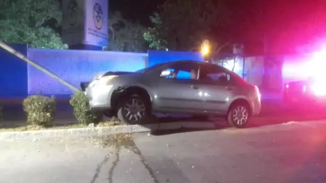 El automóvil fue remolcado por una grúa tras quedar sobre el camellón central