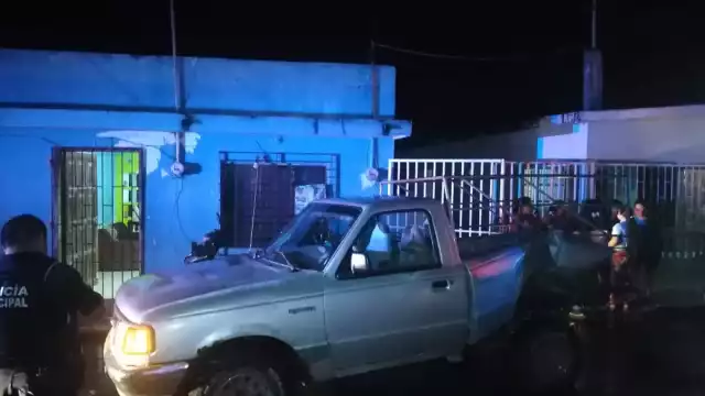 Camioneta se estrella contra un vehículo y una casa en Villas de Sabancuy