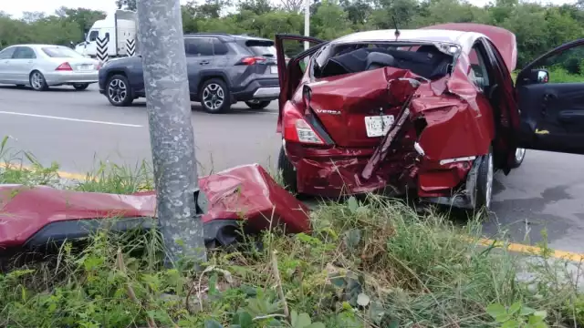 Tras el golpe en la parte trasera del automóvil, éste dio una serie de vueltas sobre su eje en el asfalto para luego terminar estampado en un poste