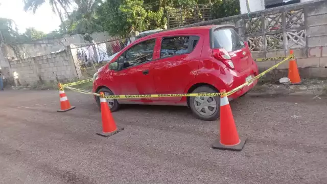 El vehículo donde viajaban las personas armadas fue abandonado en la colonia Comichen