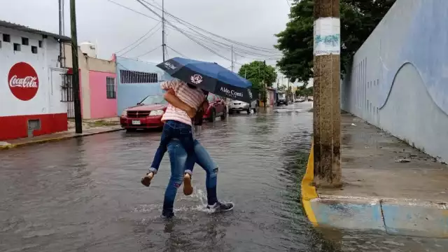 Ciudadanos tienen que hacer malabares para cruzar las calles. Foto: Agustín Ferrer