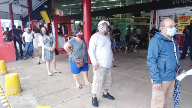 Las filas alcanzaban varios metros, todos querían hacer sus compras.  Foto: Luis Payán.