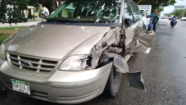El suelo mojado hizo que uno de los automóviles patinara y chocara