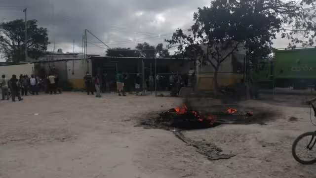 Los inconformes quemaron llantas y contenedores de basura