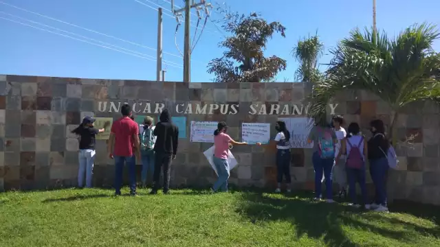 Los alumnos de preparatoria de la Unacar en Sabancuy colocaron carteles de apoyo a los sindicalizados