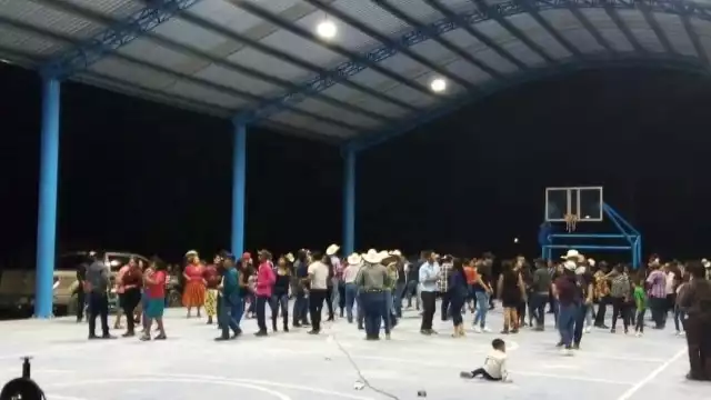 La mayoría de los asistentes incumplieron las medidas de salubridad pues no portaban cubrebocas o usaban gel antibacterial