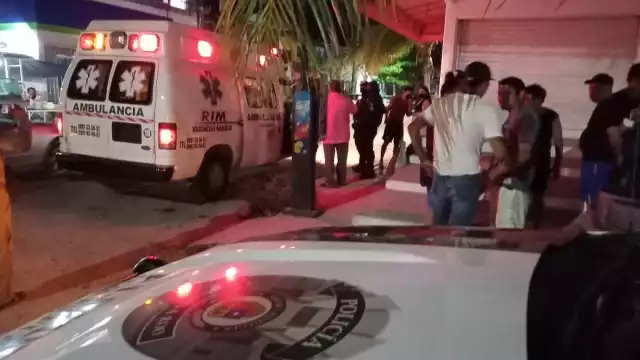 Los paramédicos le brindaron los primeros auxilios, y posteriormente lo trasladaron a un hospital