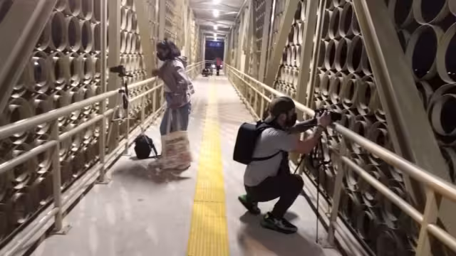 Los policías exigían al grupo de cuatro alumnos y maestra un permiso para tomar fotografías en el puente