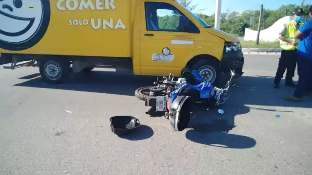 El motociclista se negó a ser trasladado a un hospital para su valoración. Foto: Fernando Poo Hurtado