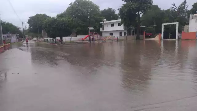Una cancha deportiva quedó cubierta por el agua ante le fuerte aguacero