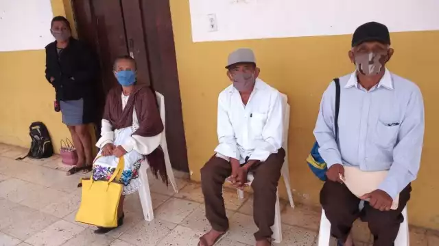 Personas de edad avanzada desean terminar la educación primaria