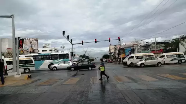 Los comerciantes informales dijeron que las lluvias intermitentes no les permitieron establecerse hasta pasado el mediodía