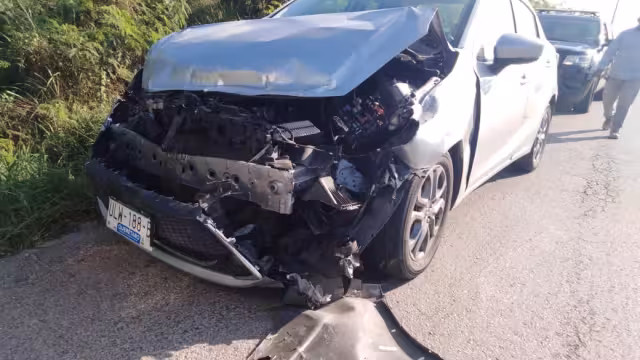 Al lugar arribaron paramédicos que valoraron a las personas involucradas en los siniestros