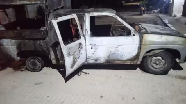 A pesar del esfuerzo de las personas, la camioneta terminó calcinada