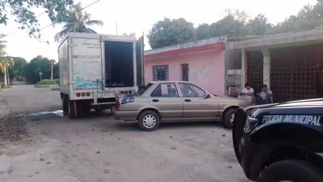 La puerta trasera se abrió y se enganchó al vehículo compacto Foto: Alejandro Collí