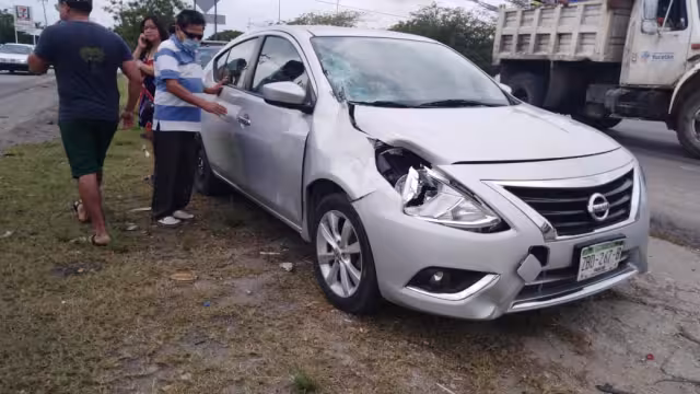El conductor de un Versa no pudo esquivar al peatón que se le atravesó
