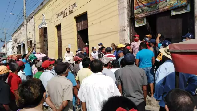 Los campesinos forzaron los portones e ingresaron a la fuerza para suspender la asamblea