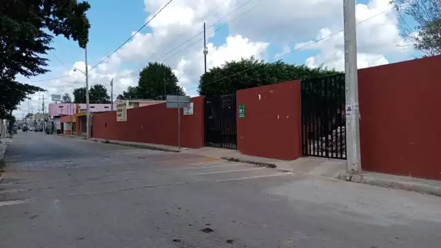 Esta situasión abrió un polémico debate en los padres de familia sobre si se debe continuar o no con las clases presenciales