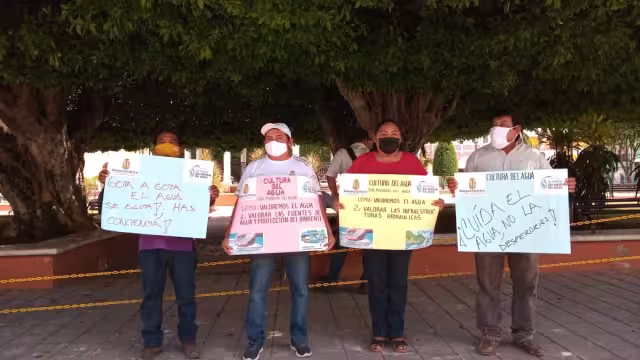 Los trabajadores del sistema de agua exhibieron unas cartulinas alusivas para pedirle a las empresas
