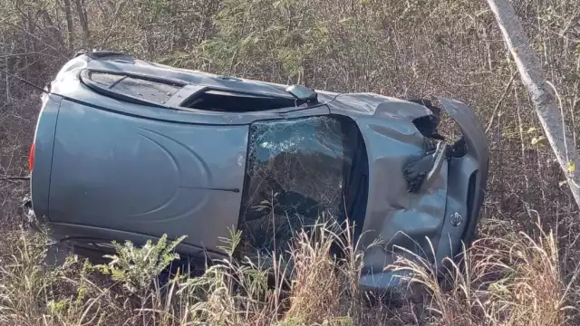 La conductora resultó ilesa pese a la volcadura