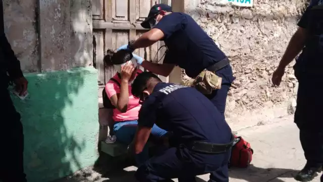 Paramédicos atendieron a la mujer lesionada