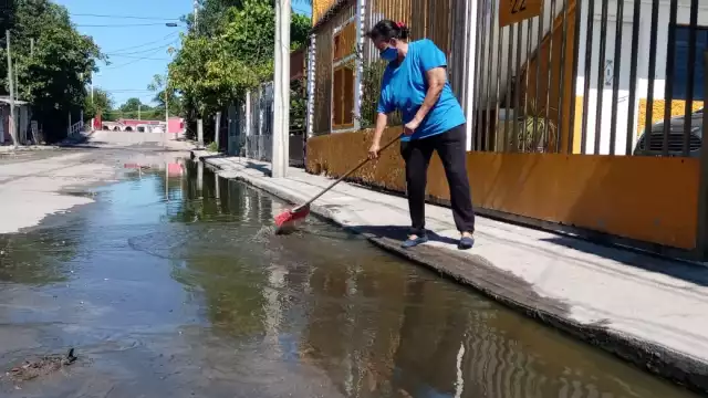 Aseguran que desde hace cuatro años sufren de calles encharcadas. Foto: Agustín Ferrer