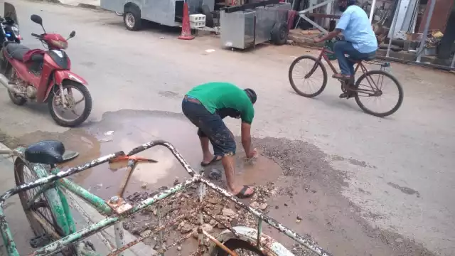 Un empleado del Ayuntamiento acudió a reparar la fuga