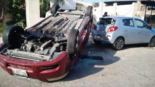 En el accidente dos carros resultaron con daños tras el choque