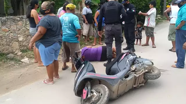 Los elementos policiales se encargaron de trasladar la motocicleta al domicilio de la mujer mientras ésta fue llevada al hospital